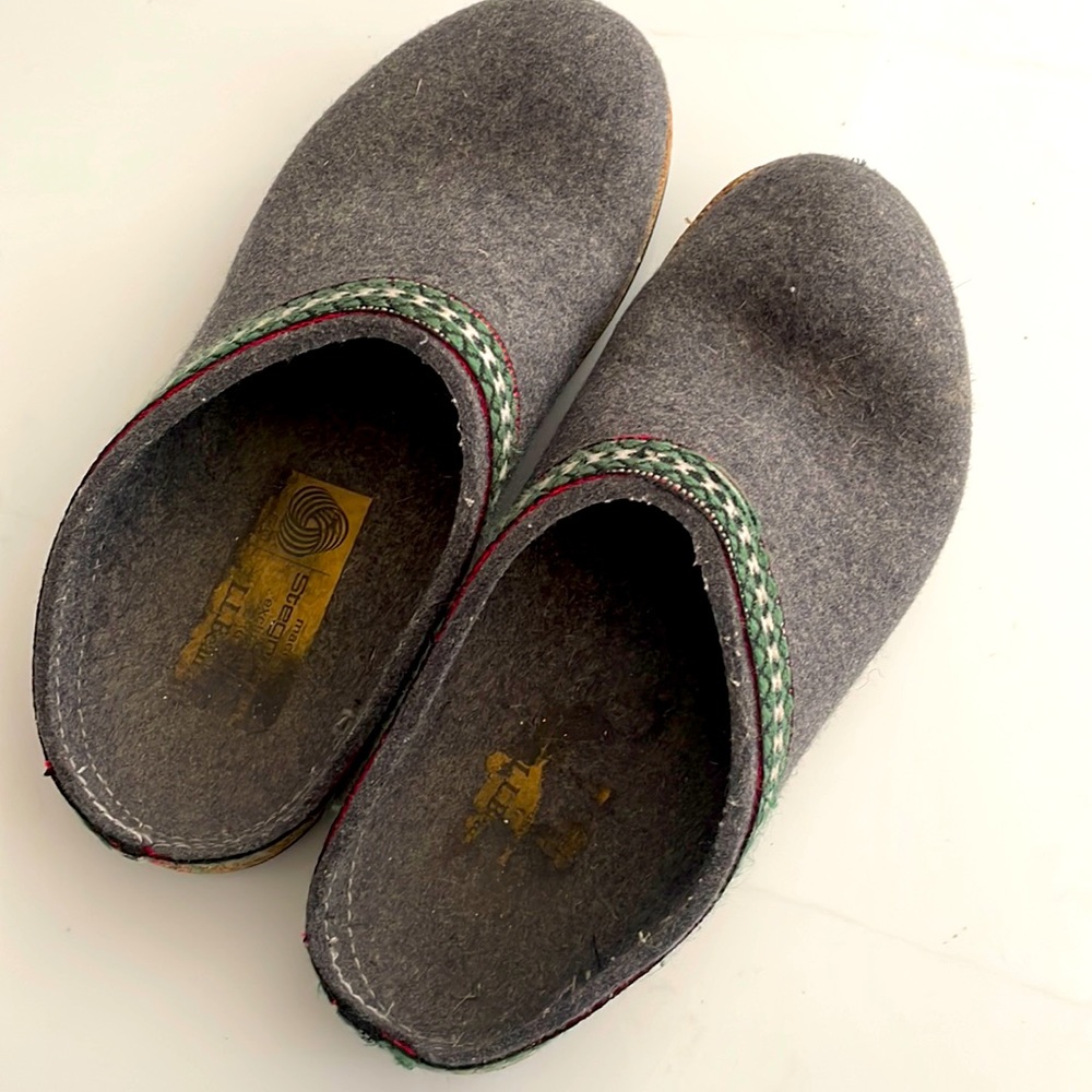 Softfelt Gray Wool Clog Mules with Green Trim